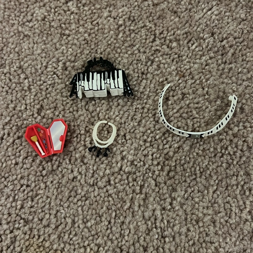 Monster High Operetta Piano Purse, necklace, and belt - Toys & Collectibles